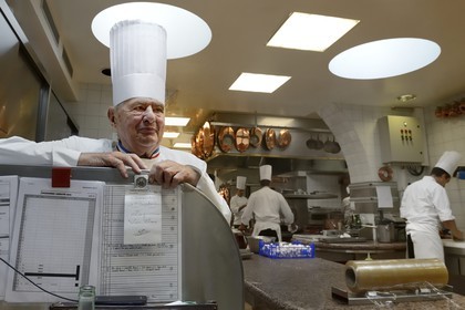 France, Rhône (69), Collonges-au-Mont-d'Or, Restaurant L'Auberge du Pont de Collonges de Paul Bocuse, trois étoiles au Guide Michelin depuis 1965, le grand chef cuisinier Meilleur ouvrier de France Paul Bocuse