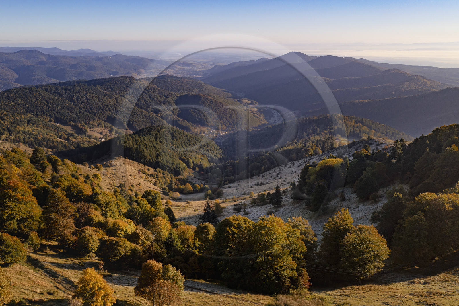 France, Haut-Rhin (68), Wasserbourg, massif des Vosges en bordure de la plaine d'Alsace (en arrière plan) depuis le Petit Ballon