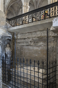 France, Bouches-du-Rhône (13), Tarascon, la collégiale royale Sainte-Marthe érigée aux XIe et XIIe siècles, tombeau de Jean de Cossa, senechal de Provence et ami du Roi René, dans l'accès à la crypte