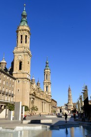 Espagne, Aragon, Saragosse, Plaza del Pilar, Basilique del Pilar (Notre-Dame du Pilier) et la cathédrale San Salvador, La Seo, en arrière plan