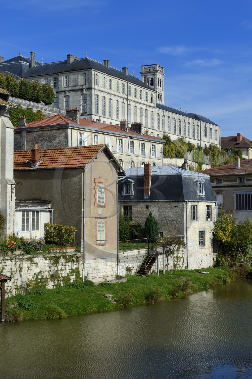 France, Meuse (55), la Meuse à Verdun, l'ancien palais épiscopal et la cathédrale en arrière plan