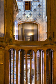 Espagne, Catalogne, Barcelone, quartier de l'Eixample, Passeig de Gracia, Casa Batllo de l'architecte du modernisme catalan Antoni Gaudi, site classé au Patrimoine Mondial de l'UNESCO, astucieux système d'aération donnant dans la cour intérieure