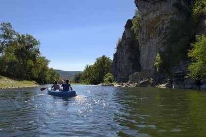 France, Ardèche (07), Balazuc, kayaks descendant la rivière Ardèche entre Balazuc et Pradons