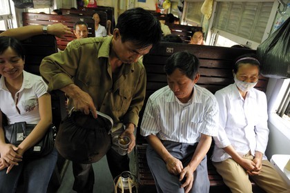 Vietnam, train de jour de Lao Cai à Hanoï, classe assis dur non climatisé, vendeur de thé non officiel
