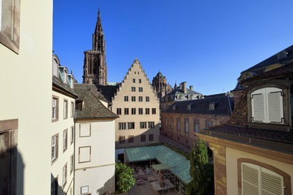 France, Bas-Rhin (67), Strasbourg, vieille ville classée au Patrimoine Mondial de l'UNESCO, la cathédrale Notre-Dame derrière les batiments de la Fondation de l'Oeuvre Notre-Dame avec un pignons crénelés à pas  de  moineaux