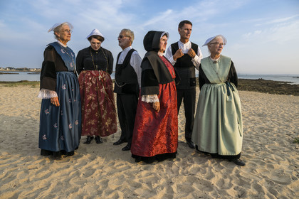 France, Morbihan (56), Port-Louis, la grande Plage de Port-Louis au pied des remparts, association de danses bretonnes le Cercle celtique Armor Argoat qui participe au festival de musiques celtiques qui se tient tous les ans à Lorient