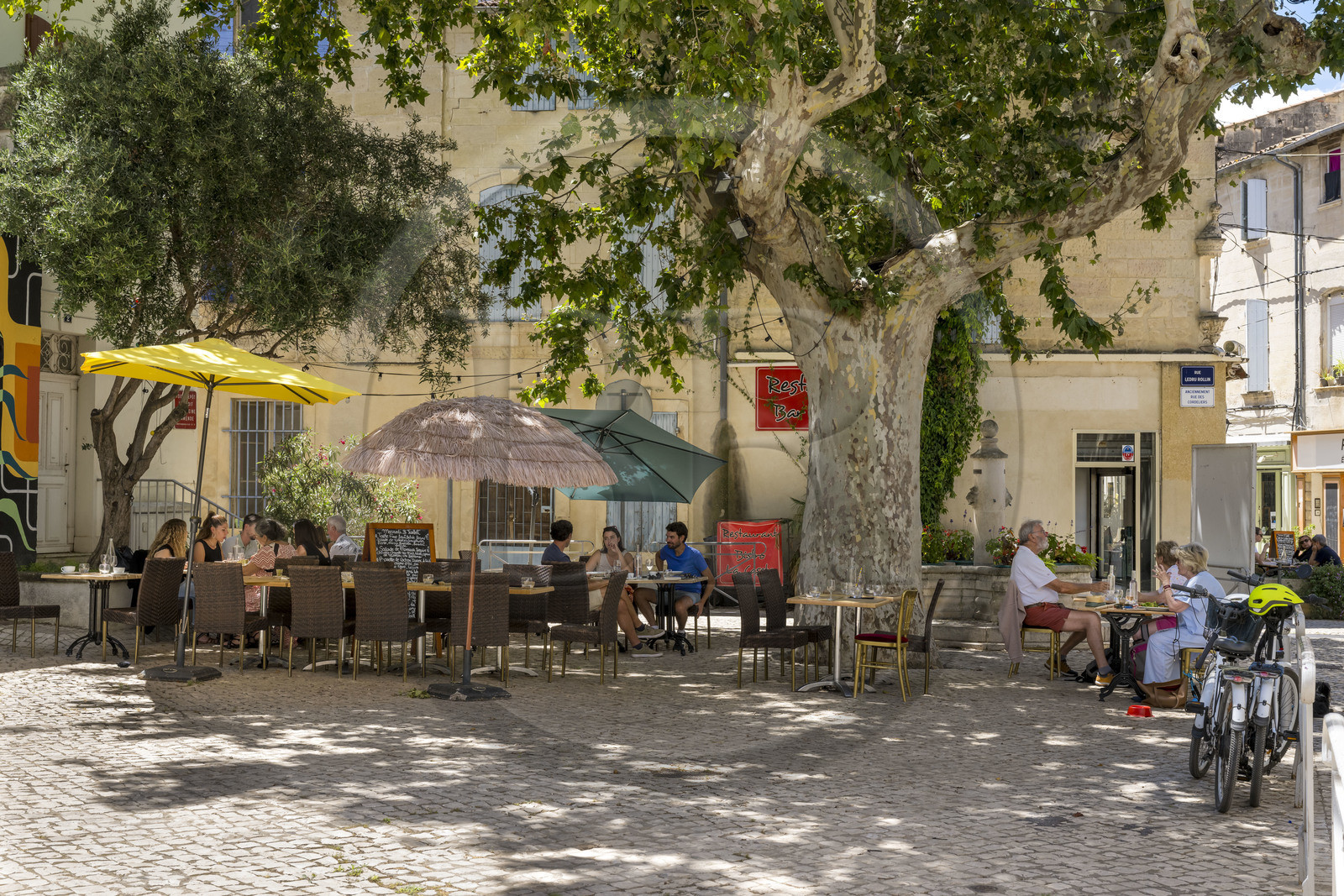 France, Bouches-du-Rhône (13), Tarascon, terrasse de café place Ledru-Rollin face au musée d’Art et d’Histoire Les Cordeliers