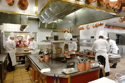 France, Rhône (69), Collonges-au-Mont-d'Or, Restaurant L'Auberge du Pont de Collonges de Paul Bocuse, trois étoiles au Guide Michelin depuis 1965, la brigade de Paul Bocuse en cuisine