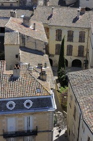 France, Gard (30), Uzès, les toits de la vieille ville et rue Gaston Chauvet