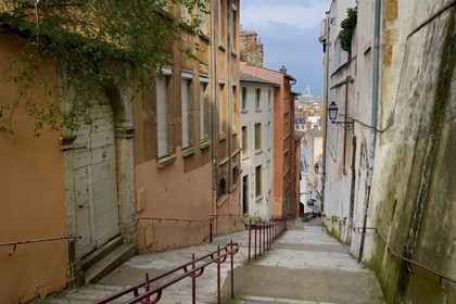 France, Rhône (69), Lyon, site historique classé Patrimoine Mondial de l'UNESCO, quartier de Saint-Paul dans le Vieux Lyon, la Montée des Carmes-Déchaussés descendant de la colline de Fourvière