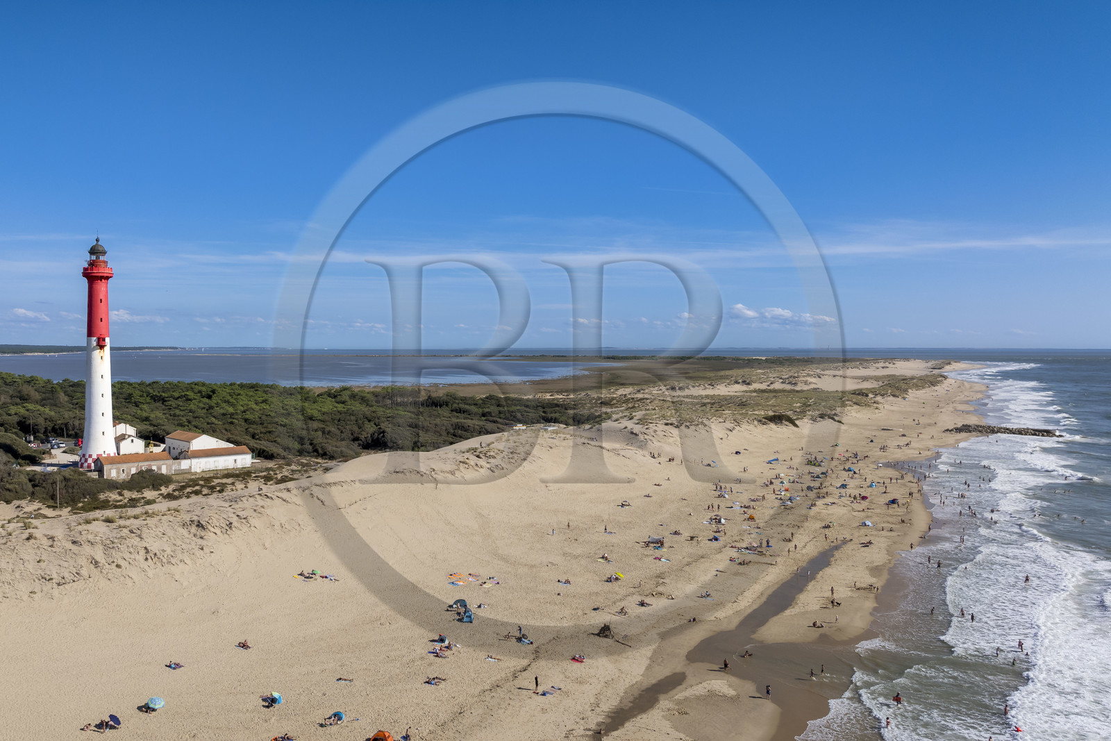 France, Charente-Maritime (17), Royan, La Tremblade, le Phare de La Coubre surplombant la plage et la Côte Sauvage (vue aérienne)