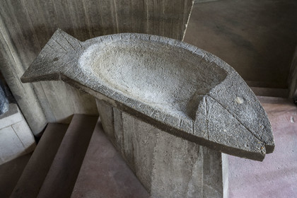 France, Charente-Maritime (17), Royan, église Notre-Dame de Royan construite de 1955 à 1958 par l'architecte Guillaume Gillet (Grand Prix de Rome), un bénitier en forme de poisson dessiné par Guillaume Gillet