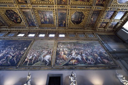 Italie, Toscane, Florence, centre historique classé Patrimoine Mondial de l'UNESCO, le Palazzo Vecchio, Salone dei Cinquecento (salle des Cinq-Cents), le plafond à caissons ornés des peintures de Vasari