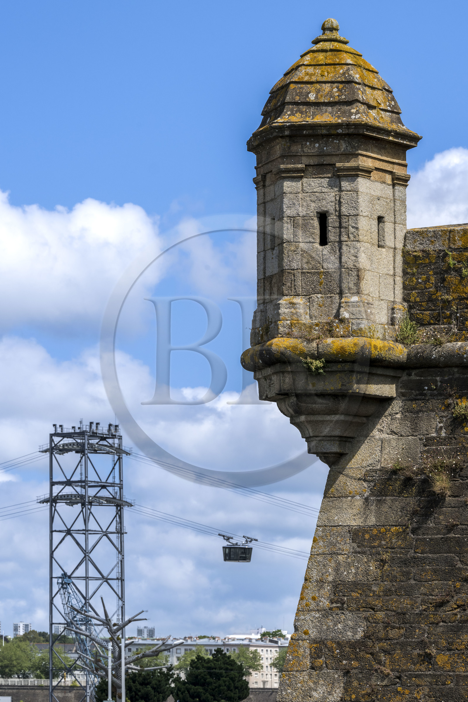 France, Finistère (29), Brest, le château qui abrite le musée national de la Marine, échauguette et le téléphérique urbain de Brest en arrière plan