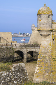 France, Morbihan (56), Port-Louis, la citadelle de Port-Louis remaniée par Vauban à l'entrée de la rade de Lorient, musée de la Compagnie des Indes, échauguettes autour de la première porte d'entrée, Larmor-Plage en arrière plan