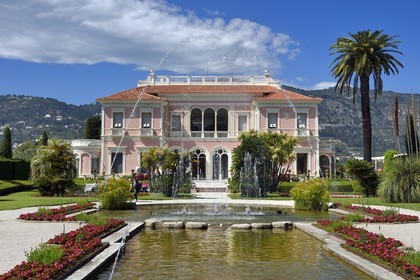 France, Alpes Maritimes, Saint Jean Cap Ferrat, Ephrussi de Rothschild villa and garden, large pond and water jets in the French garden