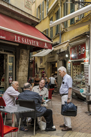 France, Alpes-Maritimes (06), Nice classée Patrimoine Mondial de l'UNESCO, le Vieux Nice, terrasse de Café dans la rue du Collet