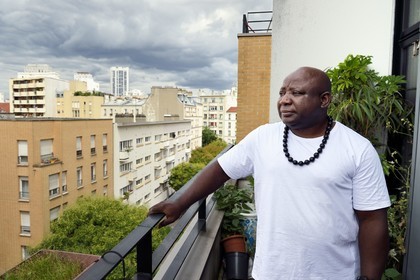 France, Paris (75), Barthelemy Toguo, l'artiste fondateur de Bandjoun Station, dans son atelier parisien