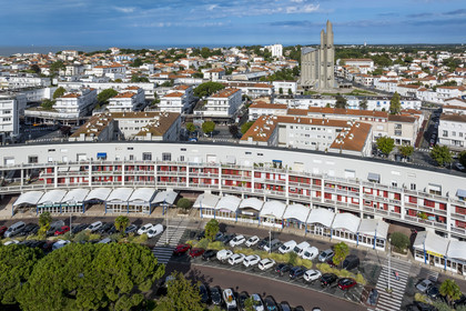 France, Charente-Maritime (17), Royan, immeuble le Front de Mer et église Notre-Dame de Royan construite de 1955 à 1958 par l'architecte Guillaume Gillet en arrière plan (vue aérienne)