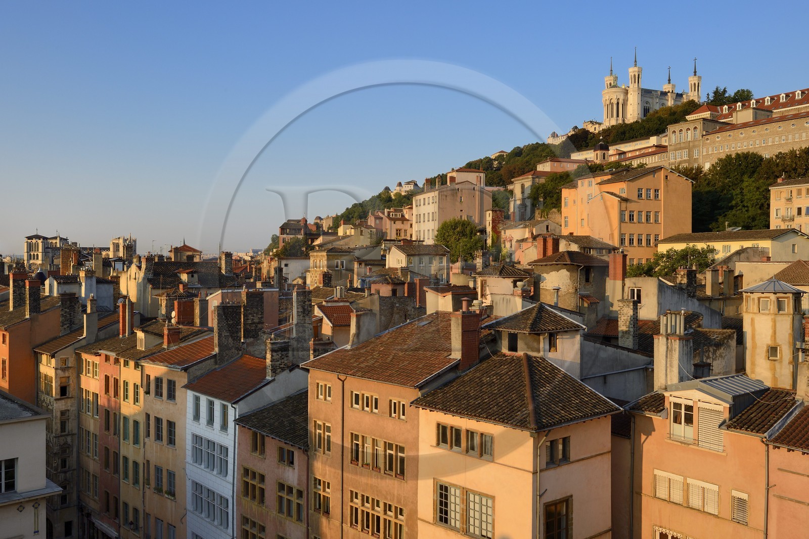 France, Rhône (69), Lyon, site historique classé Patrimoine Mondial de l'UNESCO, le quartier Saint-Paul dans le Vieux Lyon dominé par la Basilique Notre Dame de Fourvière