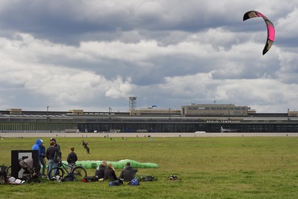 Allemagne, Berlin, ancien aéroport international de Berlin-Tempelhof reconverti en immense parc, un lieu de rencontre pour les kite surfeurs, kite boarders et Country Buggy kiter