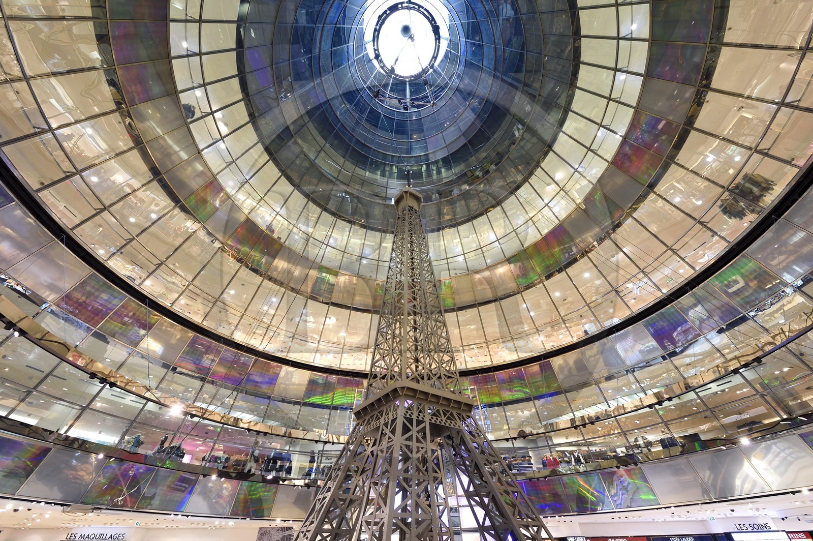 Allemagne, Berlin, Berlin-Mitte, Freidrishstrass, l'intérieur du magasin des Galeries Lafayette par les architectes Jean Nouvel et Cattani, Tour Eiffel