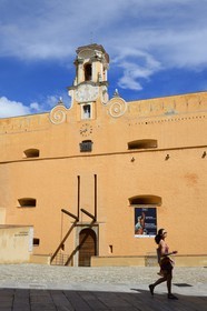France, Haute-Corse (2B), Bastia, la Citadelle quartier de Terra-Nova, l'ancien palais des gouverneurs génois qui héberge le Musée d'Histoire de Bastia, entrée principale par l'ancien pont-levis sur la place du Donjon