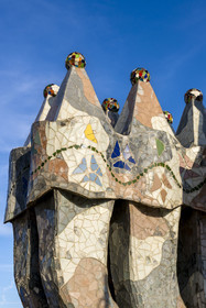 Espagne, Catalogne, Barcelone, quartier de l'Eixample, Passeig de Gracia, Casa Batllo de l'architecte du modernisme catalan Antoni Gaudi, site classé au Patrimoine Mondial de l'UNESCO, cheminées