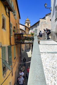 France, Alpes-Maritimes (06), vallée de la Roya (arrière-pays niçois), au pied du parc national du Mercantour, Saorge, une ruelle étroite surplombée par un pountin (petite passerelle) et l'église Saint-Sauveur