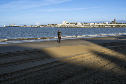 France, Charente-Maritime (17), Royan,  plage de la Grande-Conche avec l'église Notre-Dame de Royan en arrière plan