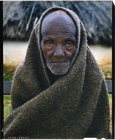 Burundi, province de Bujumbura, région d'Ijenda, vieil homme Tutsi qui avait suivant ses dires près de 80 ans lors de la prise de vue (reproduction plan-film inversible 4x5)