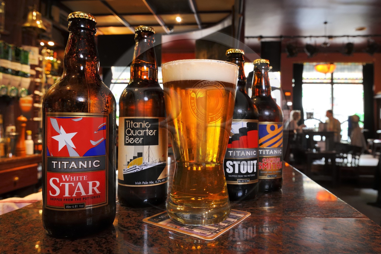Royaume-Uni, Irlande du Nord, Belfast, quartier de la cathedrale, le John Hewitt pub, bières de microbrasseries créées en hommage au Titanic et à la White Star
