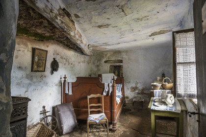 France, Bas-Rhin (67), Parc Naturel régional des Vosges du Nord, Eschbourg, Maisons des Rochers de Graufthal, habitations semi-troglodytiques du XVIIIe siècle et habitées jusqu'en 1958, chambre à coucher