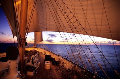 Caraïbes, le 5 mâts SPV Royal Clipper toutes voiles dehors, le pont