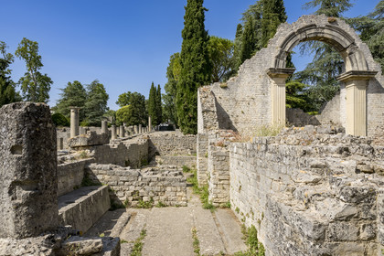 France, Vaucluse (84), Vaison-la-Romaine, site archéologique de la Villasse, les thermes en bordure de la rue des boutiques