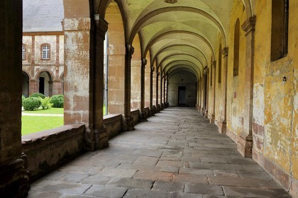 France, Vosges (88), Senones, capitale de l’ex-Principauté de Salm-Salm rattachée à la France en 1793, le cloître de l'abbaye