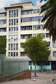 Afrique du Sud, province de Gauteng, Johannesburg, quartier de Hillbrow, dans les années 1970, c'était un quartier exclusivement blancs lié à l'apartheid mais il est rapidemment devenu une zone grise où des gens de différentes ethnies vivent ensemble avant d'être maintenant connu pour ses niveaux élevés de densité de population, le chômage, la pauvreté et la criminalité, batiment de l'ancien Florence Nightingale Hospital aujourd'hui squatté