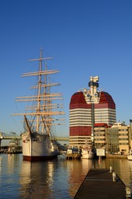 Suède, Västra Götaland, Göteborg (Gothenburg), le gratte-ciel Götheborgs-utkiken et le voilier Viking sur les quais du bassin Lilla bommens hamm