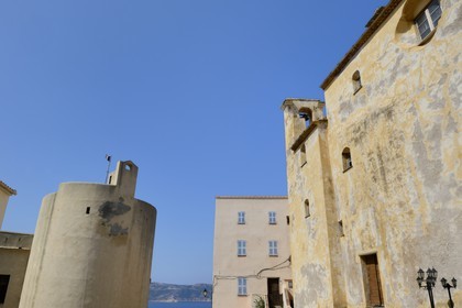 France, Haute-Corse (2B), Calvi, la citadelle, tour de l’ancien palais des gouverneurs génois occupé par la Légion Étrangère et la cathédrale à droite