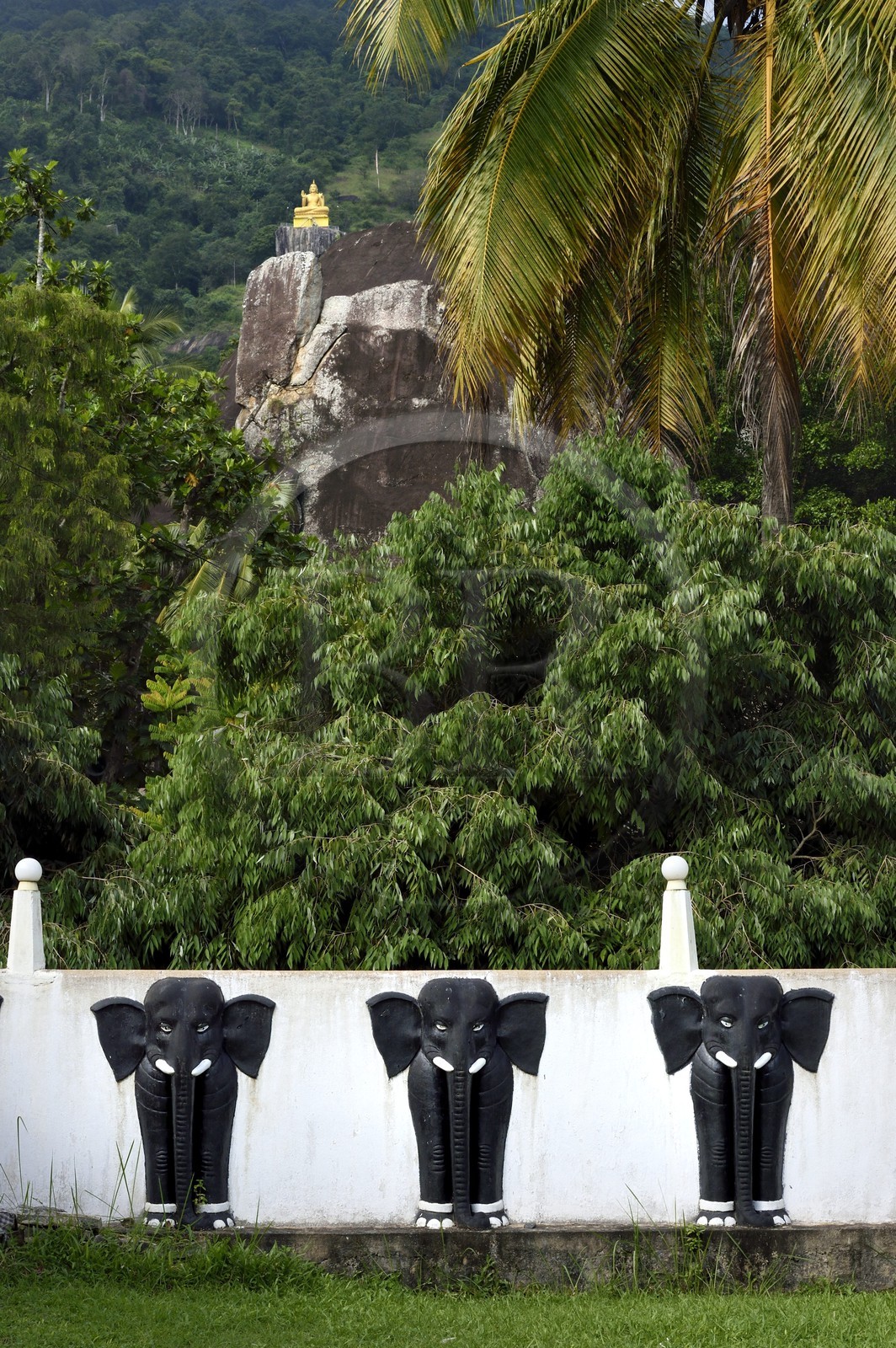 Sri Lanka, province du centre, district de Matale, mur d'enceinte du Aluvihara Rock Cave Temple