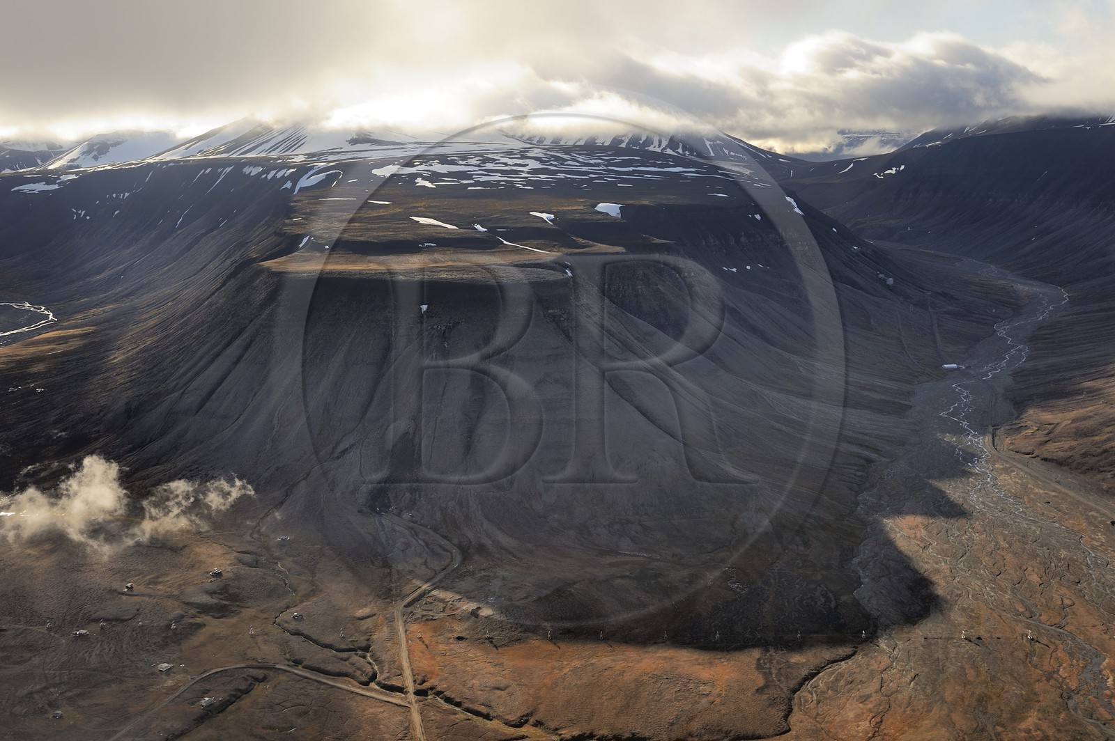 Norway, Svalbard (Spitzbergen), Longyearbyen (aerial view)