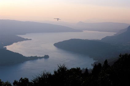 France, Haute-Savoie (74), deltaplane survolant le lac d'Annecy