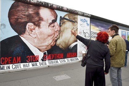 Allemagne, Berlin, Friedrichshain-Kreuzberg, East Side Gallery, le mur, oeuvre des années 1990 et renovée en 2009 intitulée Baiser de l'Amitié de l'artiste Dmitri Vrubel représentant les secrétaires généraux Léonid Ilitch Brejnev et Erich Honecker