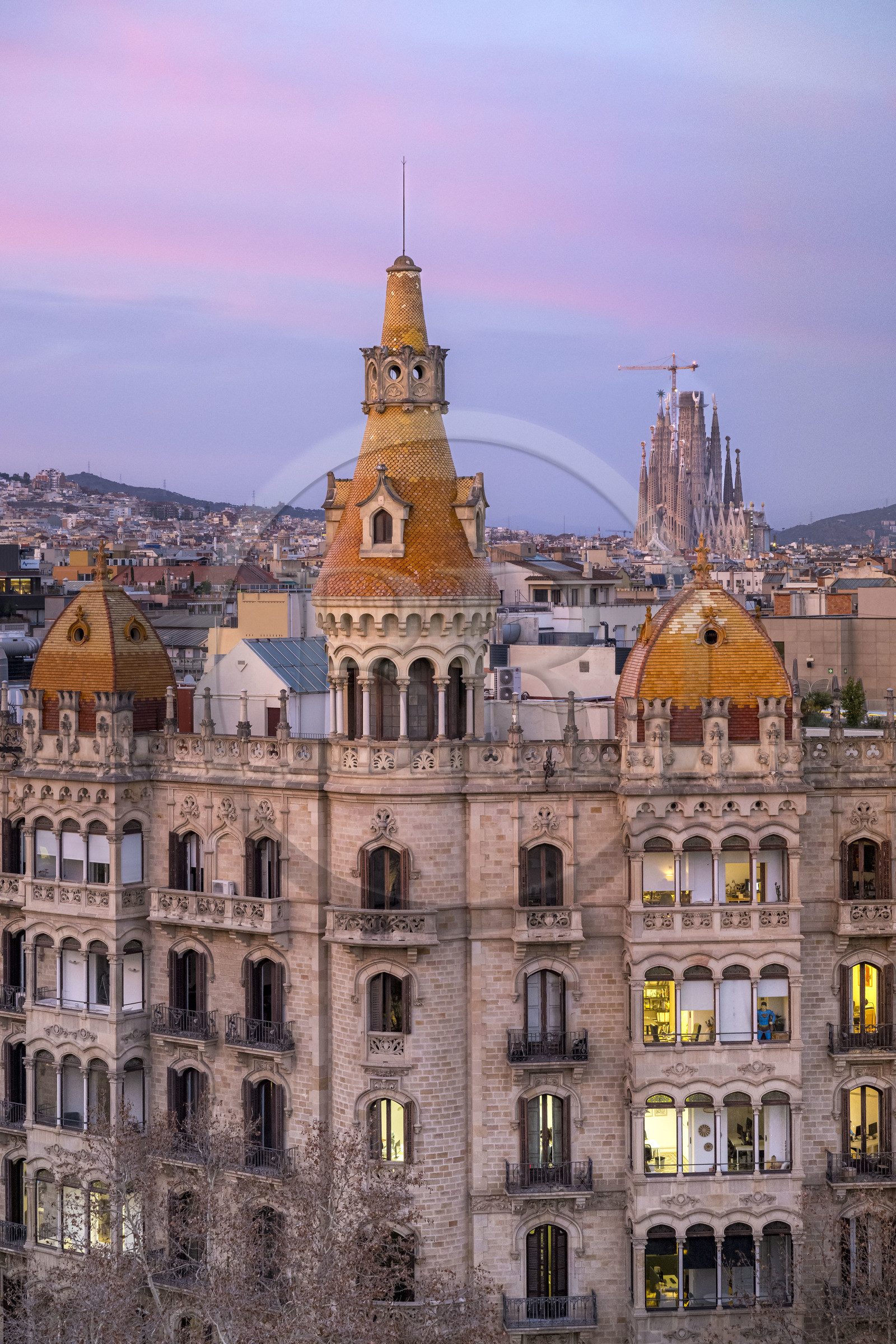 Espagne, Catalogne, Barcelone, quartier de l'Eixample, Passeig de Gracia, Casa Rocamora (1917) construits par les architectes du modernisme catalan Joaquim et Bonaventura Bassegoda i Amigo, la Sagrada Familia en arrière plan