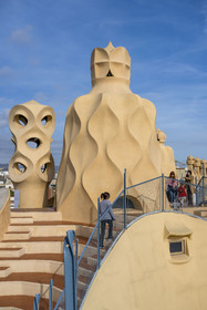 Espagne, Catalogne, Barcelone, quartier de l'Eixample, Passeig de Gracia, Pedrera ou Casa Mila (1905-1910) de l'architecte du modernisme catalan Antoni Gaudi, site classé au Patrimoine Mondial de l'UNESCO, cheminées et tours d'aération sur le toit terrasse de l'immeuble