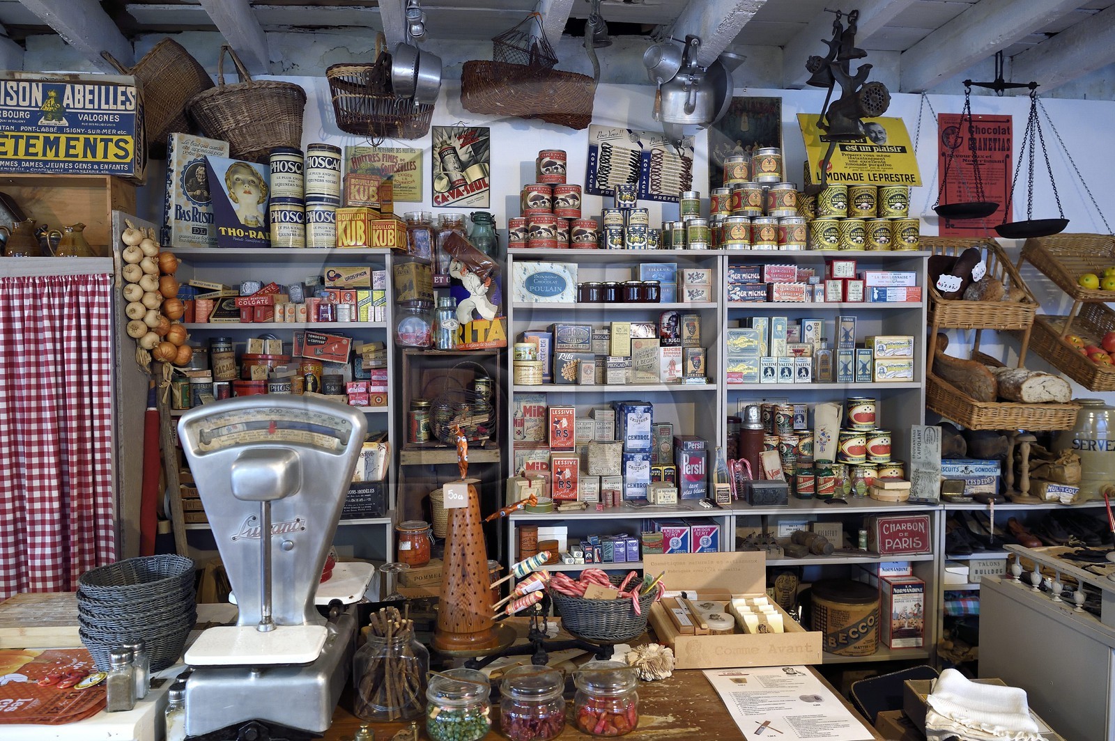 France, Manche (50), Carentan, L'Atelier, le café épicerie des années de guerre, reconstitué par les collectionneurs d'objets militaires et civils des années 1940 Sylvie et Jean-Marie Caillard