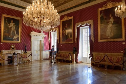 France, Corse-du-Sud (2A), Ajaccio, l’hôtel de ville, salon napoléonien restauré avec les tableaux représentant Napoléon en tenue de sacre signé Gérard (à gauche) et de Napoléon III signé Winter Halter (au centre)