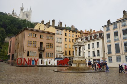 France, Rhône (69), Lyon, site historique classé Patrimoine Mondial de l'UNESCO, Vieux Lyon, place Saint Jean dominée par la basilique Notre-Dame de Fourvière, label de communication de l'aglomeration Onlylyon