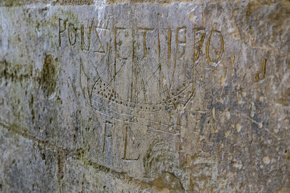 France, Charente-Maritime (17), Saintonge, Marennes-Hiers-Brouage, citadelle de Brouage, labellisé Les Plus Beaux Villages de France, graffitis de navires du XVIIème siècle, liés au commerce du sel, sous la porte Royale et gravés par les soldats qui les observaient sur les quais maritimes