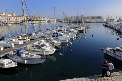 France, Hérault (34), Sète, France, Hérault (34), Sète, l’église décanale Saint-Louis dominant le canal royal et le port depuis le Môle Saint-Louis